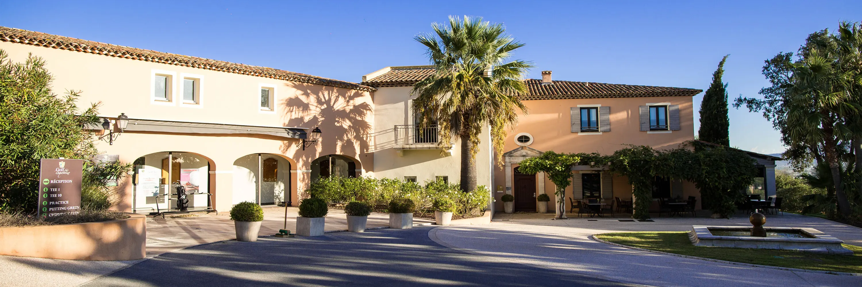 Seminaire Golf à 10 min de Saint-Raphaël. Fleuron de la Côte d’Azur, ce magnifique golf est niché entre montagne et mer.