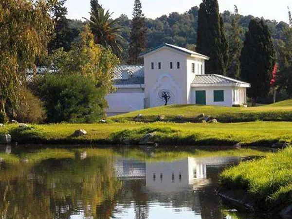 Ces hôtels de la région de Tanger offrent tous des expériences uniques pour les amateurs de golf, combinant des services de luxe, un accès à des parcours de golf réputés et des options de détente.