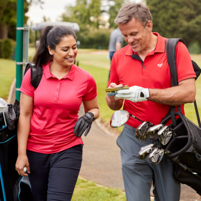 Le scramble en golf est une formule de jeu par équipe de 2 ou plus. Le scramble en golf est une formule de jeu par équipe de 2 ou plus.